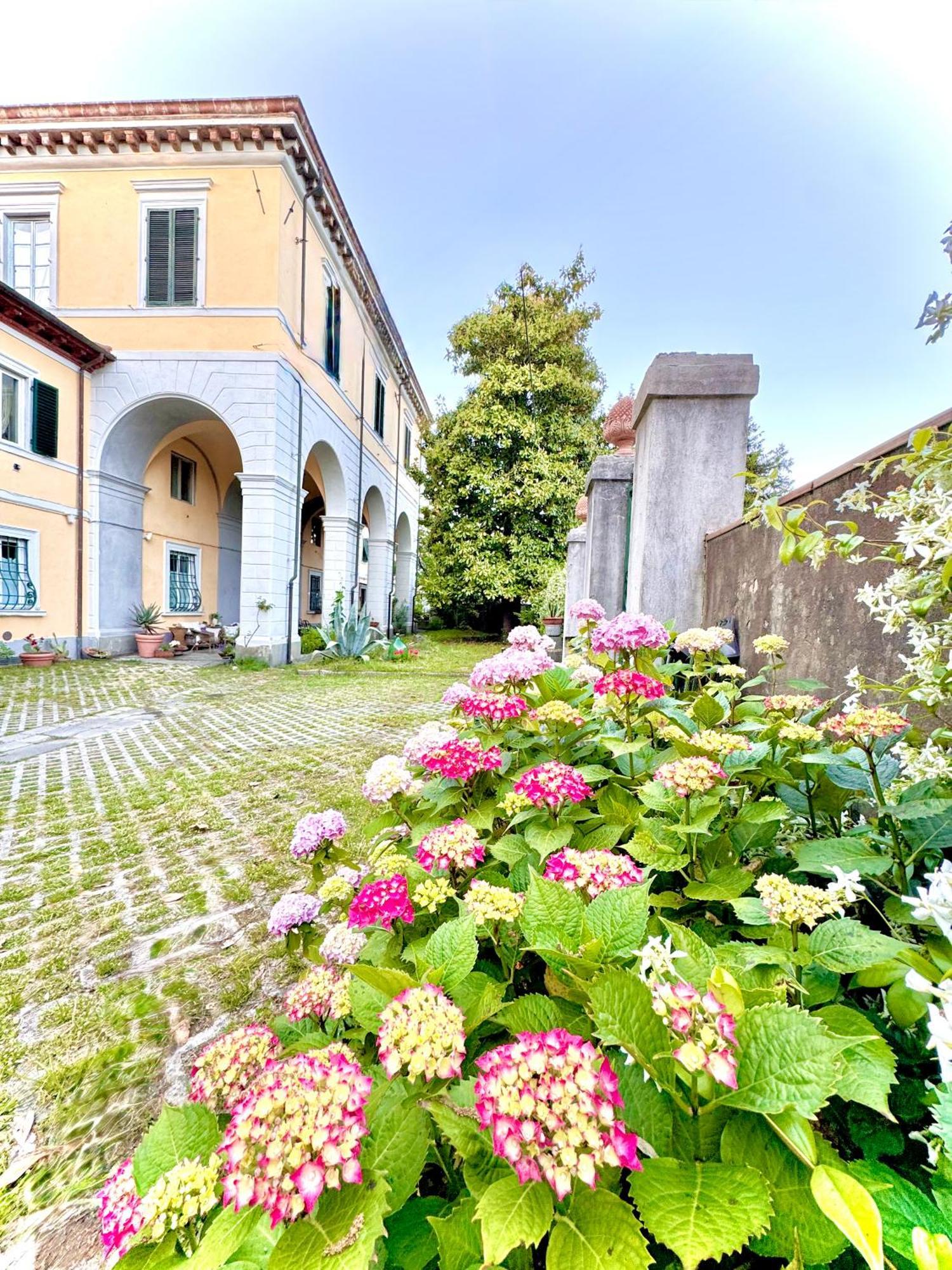 La Dogana Di Charme - Historic With A Beautiful Garden - Private Parking Bed & Breakfast Lucca