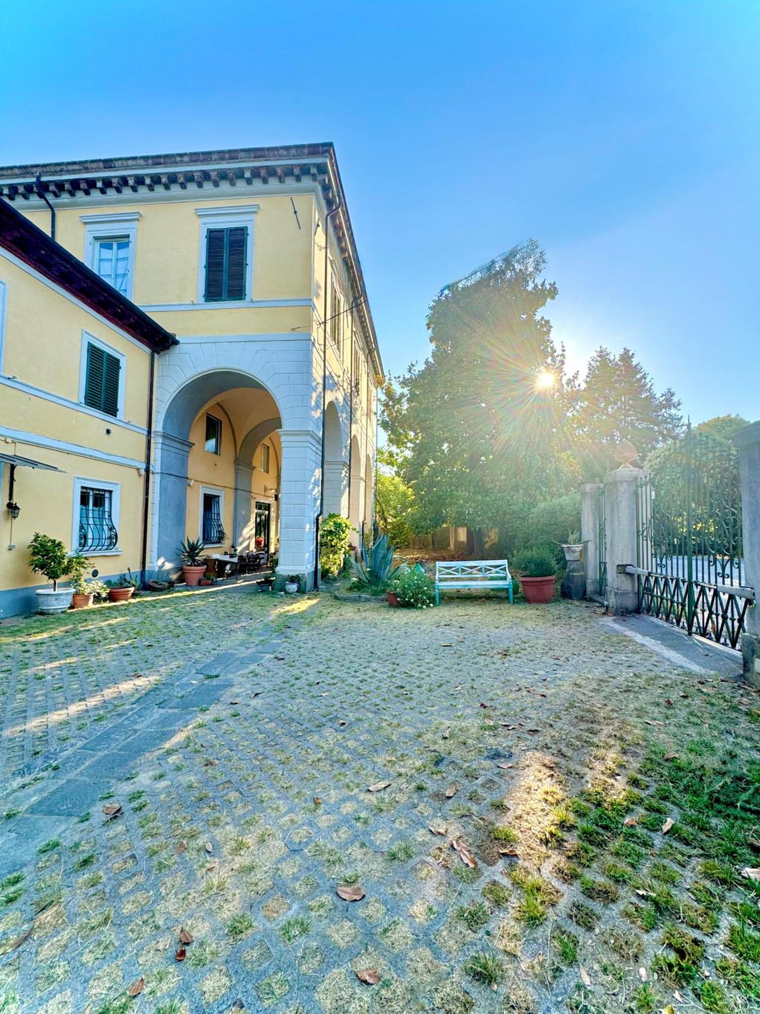 Bed & Breakfast La Dogana Di Charme - Historic With A Beautiful Garden - Private Parking